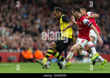 Londres, Royaume-Uni. 22 octobre, 2013. Pierre-Emerick AUBAMEYANG avant Borussia Dortmund fends off défenseurs Laurent KOSCIELNY d'Arsenal (centre) &AMP ; Kieran Gibbs au cours de la Ligue des Champions match entre le Borussia Dortmund et Arsenal de l'Emirates Stadium. © Plus Sport Action/Alamy Live News Banque D'Images