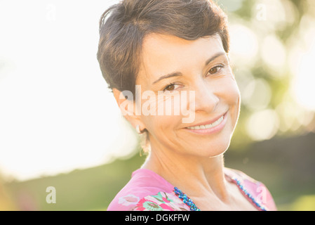 Portrait of young woman smiling Banque D'Images