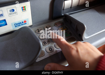 Insérer le code PIN, le doigt qui appuie sur le numéro de mot de passe sur ATM machine Banque D'Images