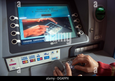 Insérer le code PIN, carte dans un guichet automatique pour retirer de l'argent argent Banque D'Images