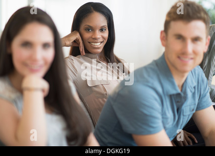 Friends sitting on sofa Banque D'Images