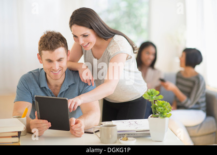 Friends using digital tablet Banque D'Images