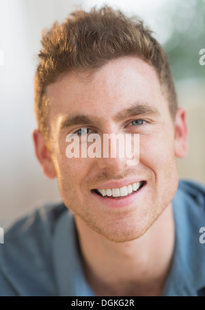Portrait of smiling young man Banque D'Images