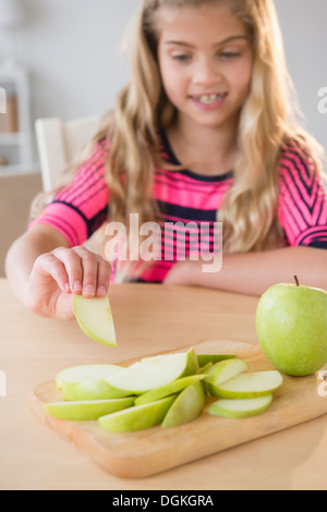 Portrait of Girl (8-9) eating apple Banque D'Images