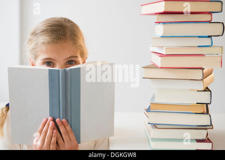 Portrait of Girl (8-9) reading book Banque D'Images