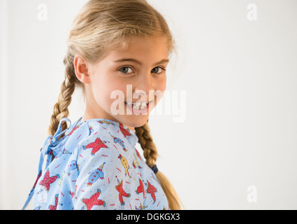 Portrait de jeune fille blonde (8-9) à l'hôpital Banque D'Images