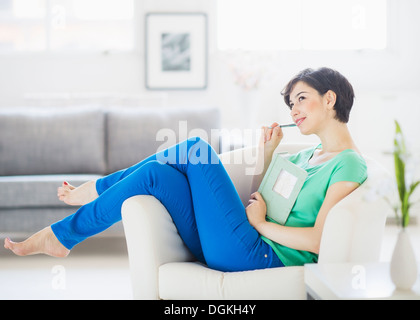 Portrait of woman holding calepin et crayon Banque D'Images