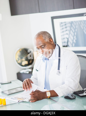 Portrait of doctor holding - aucune prescription requise Banque D'Images