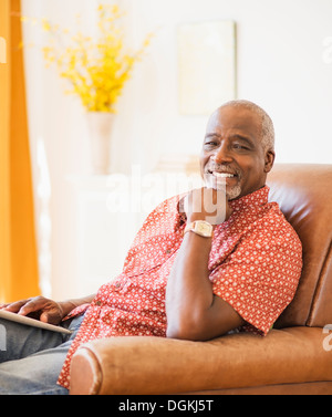 Portrait of Men sitting in armchair Banque D'Images