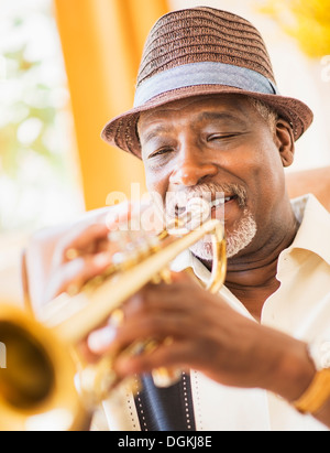 Portrait of man playing trumpet Banque D'Images