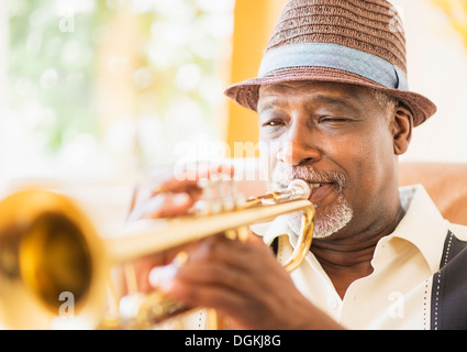 Portrait of man playing trumpet Banque D'Images