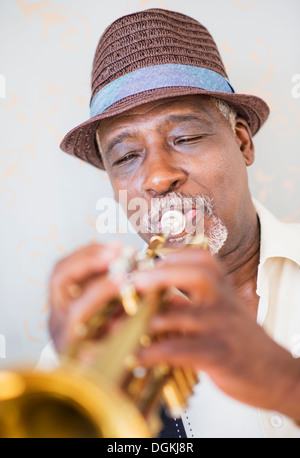 Portrait of man playing trumpet Banque D'Images