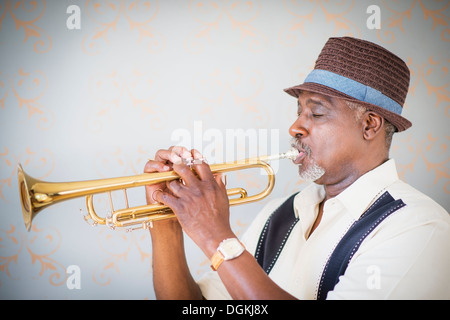Portrait of man playing trumpet Banque D'Images