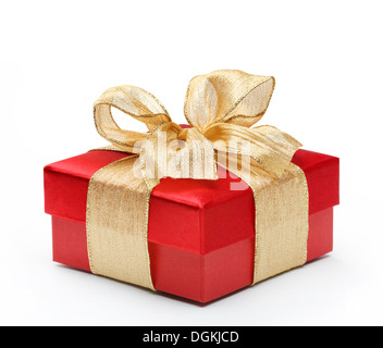 Boîte cadeau rouge avec ruban d'arc, isolé sur fond blanc Banque D'Images