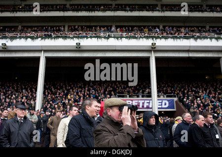 La foule à la Cheltenham Gold Cup fête le jour. Banque D'Images