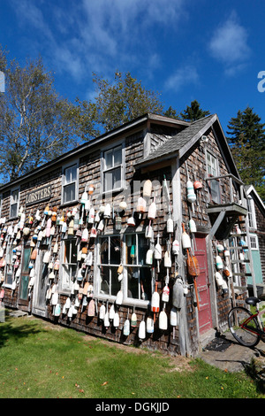 Des bouées de casiers à homards sur un bâtiment ancien, Pemaquid, Maine Banque D'Images