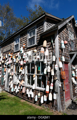 Des bouées de casiers à homards sur un bâtiment ancien, Pemaquid, Maine Banque D'Images