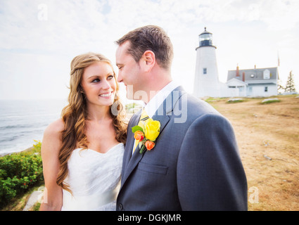 USA (Maine), Bristol, Portrait de couple marié, phare en arrière-plan Banque D'Images