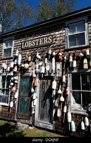 Des bouées de casiers à homards sur un bâtiment ancien, Pemaquid, Maine Banque D'Images