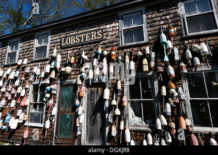 Des bouées de casiers à homards sur un bâtiment ancien, Pemaquid, Maine Banque D'Images