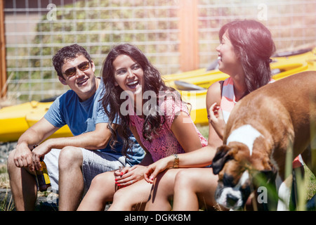 USA, Washington, Bellingham, Portrait de trois jeunes gens rire Banque D'Images