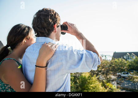 USA, Washington, Everett, vue arrière du couple, man looking through binoculars Banque D'Images