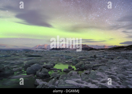 Aurore boréale sur la Lagune glaciaire du Jökulsárlón en Islande. Banque D'Images