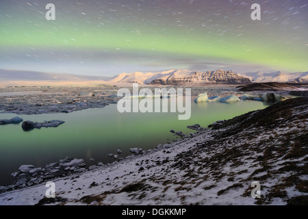 Aurore boréale sur la Lagune glaciaire du Jökulsárlón en Islande. Banque D'Images