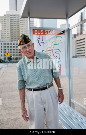 États-unis, Texas, Dallas, Senior man standing at bus stop Banque D'Images