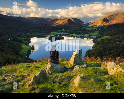 Un marcheur admire la vue de la colline de Loughrigg Ambleside Banque D'Images