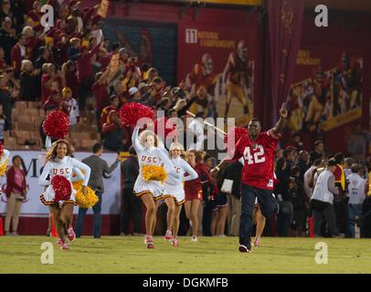 Los Angeles, CA, USA. 10 Oct, 2013. Octobre 10, 2013 Los Angeles, CA.Ancien receveur Keyshawn Johnson de l'USC les USC Trojans mène sur le terrain avant le CIP 12 match entre l'Arizona Wildcats et l'USC Trojans au Los Angeles Memorial Coliseum de Los Angeles, Californie. Les USC Trojans défait les Arizona Wildcats, 38-31.(crédit obligatoire : Juan Lainez / MarinMedia / Cal Sport Media) © csm/Alamy Live News Banque D'Images