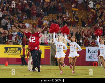 Los Angeles, CA, USA. 10 Oct, 2013. Octobre 10, 2013 Los Angeles, CA.Ancien receveur Keyshawn Johnson de l'USC les USC Trojans mène sur le terrain avant le CIP 12 match entre l'Arizona Wildcats et l'USC Trojans au Los Angeles Memorial Coliseum de Los Angeles, Californie. Les USC Trojans défait les Arizona Wildcats, 38-31.(crédit obligatoire : Juan Lainez / MarinMedia / Cal Sport Media) © csm/Alamy Live News Banque D'Images