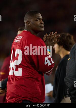 Los Angeles, CA, USA. 10 Oct, 2013. Octobre 10, 2013 Los Angeles, CA.Ancien receveur Keyshawn Johnson USC profiter de la partie au cours de la CIP 12 match entre les Arizona Wildcats et les USC Trojans au Los Angeles Memorial Coliseum de Los Angeles, Californie. Les USC Trojans défait les Arizona Wildcats, 38-31.(crédit obligatoire : Juan Lainez / MarinMedia / Cal Sport Media) © csm/Alamy Live News Banque D'Images