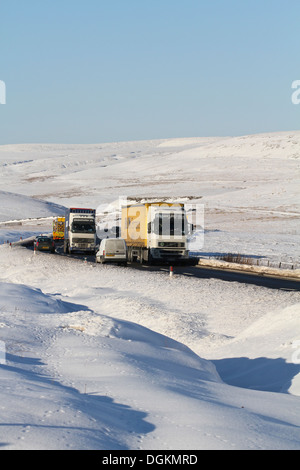 Le trafic librement malgré l'accumulation de neige sur la Woodhead col reliant Manchester et Sheffield. Banque D'Images