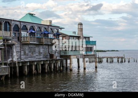 Cadre en bois patiné immeubles construits sur pilotis de pieux le long de la côte du golfe du Mexique en Floride à Cedar Key. Banque D'Images