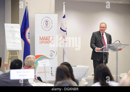 Toronto, Canada. 22 octobre 2013. Deuxième Tasse fondateur Frank O'Dea prononce le discours à un événement de collecte de fonds organisée par le duc d'Édimbourg (Ontario). © EXImages/Alamy Live News Banque D'Images