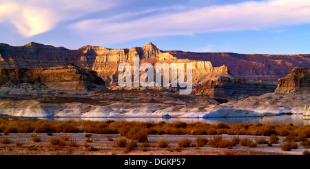 Une soirée sur le Lac Powell en Arizona. Banque D'Images