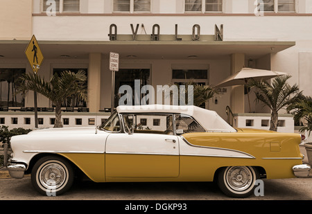 Une voiture classique en face de l'hôtel Avalon sur Ocean Drive à South Beach à Miami. Banque D'Images