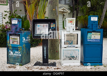 Des distributeurs automatiques de journaux à Boca Grande à Gasparilla Island dans le sud-ouest de la Floride. Banque D'Images