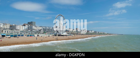 Image panoramique de la plage de Brighton sur une journée ensoleillée. Banque D'Images