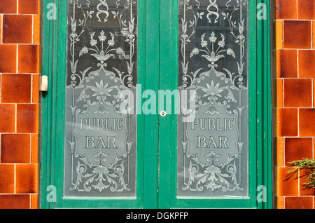 Un bar public signe sur les portes en verre dans un pub Fitzrovia. Banque D'Images