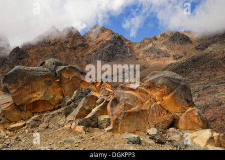 Les roches volcaniques contenant du fer, de ski de whakapapa sur le côté nord du mont Ruapehu, Tongariro National Park, Île du Nord Banque D'Images