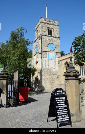 Une vue vers l'église St Mary à Putney. Banque D'Images