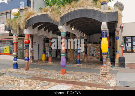 Les toilettes publiques, conçu par Friedensreich Hundertwasser, la dernière œuvre de l'artiste, Kawakawa, La Route 1, North Island, New Zealand Banque D'Images