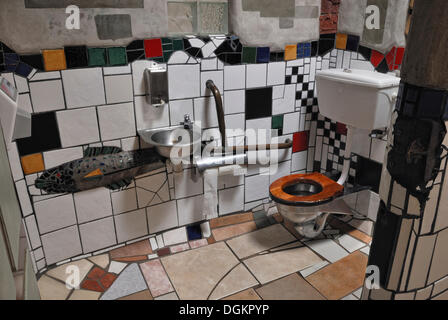 Les toilettes publiques, conçu par Friedensreich Hundertwasser, vue de l'intérieur, la dernière œuvre de l'artiste, Kawakawa, la route 1 Banque D'Images