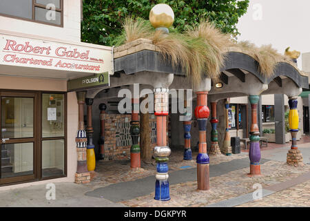 Les toilettes publiques, conçu par Friedensreich Hundertwasser, la dernière œuvre de l'artiste, Kawakawa, La Route 1, North Island, New Zealand Banque D'Images