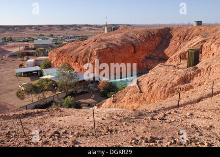 Vue partielle sur l'entrée des Cliff dwellings, boutiques et abandonnés, des mines d'opale Coober Pedy, Australie du Sud Banque D'Images