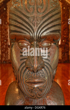 La sculpture maorie, tête avec lignes de tatouage, Maori Meeting House, du Traité de Waitangi, Waitangi, North Island, New Zealand Banque D'Images