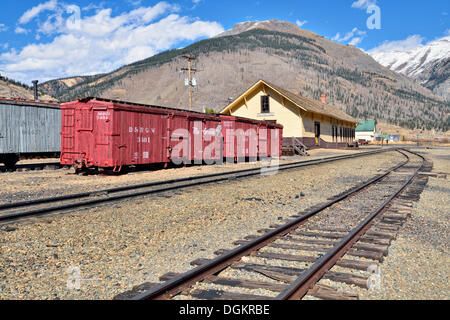 Ancienne station de train avec les chariots du Denver & Rio Grande Western Railroad Company, argent ville minière de Silverton Banque D'Images