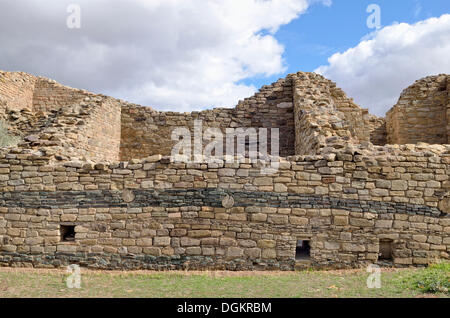 Ruines de l'ouest de maçonnerie avec bandes de grès sombre, Anasazi, règlement historique Aztec Ruins National Monument, Aztec, Nouveau Mexique Banque D'Images